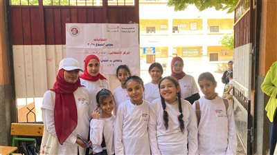 جايين مع اخواتهم الصغار.. فتيات يدلين بأصواتهن في انتخابات الشيوخ بقنا