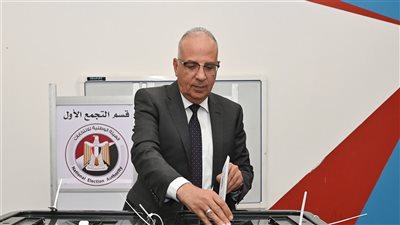 وزير الري يدلي بصوته في انتخابات الشيوخ 2025 فور عودته من زيارته الرسمية لأوغندا