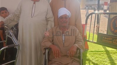 رغم جلوسه على كرسي متحرك.. مسن يُصر على التصويت بانتخابات الشيوخ بقرية سيلا في الفيوم