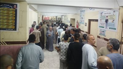 بسبب الإقبال الكبير من الناخبين.. مد فترة التصويت داخل لجنة عمر بن الخطاب بدشنا في قنا 