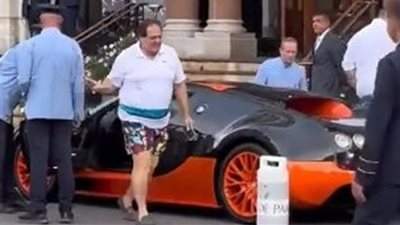 أبو العينين يتحدث عن سيارته البوجاتي: عندي من 20 سنة.. وفيه منها 30 إصدارًا فقط في العالم