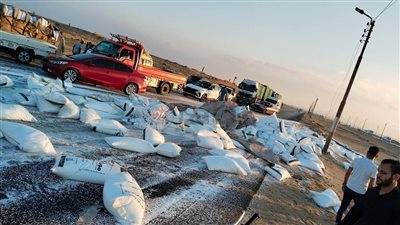 دون إصابات.. انقلاب تريلا محملة بالأسمدة الزراعية على طريق الفيوم القاهرة الصحراوي