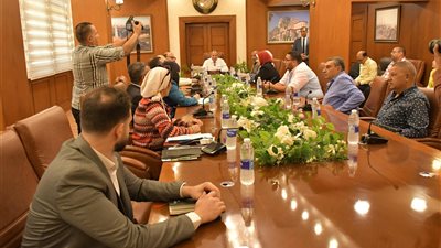 محافظ بورسعيد يبحث مع القابضة للمياه حلولًا عاجلة وتوسعات شاملة للنهوض بمنظومة الصرف الصحي والمياه