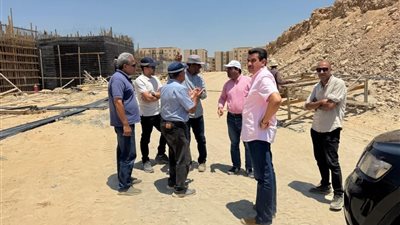 رئيس جهاز مدينة حدائق أكتوبر يصدر 6 تكليفات للشركات المنفذة لأعمال المرافق والطرق