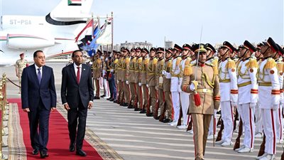 رئيس الوزراء يستقبل نظيره السوداني بمطار القاهرة الدولي