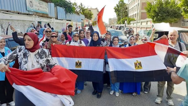 مسيرة بالأعلام 