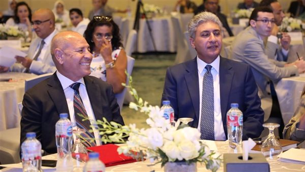 محافظ القاهرة ووزير