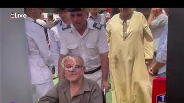 رجال الشرطة يساعدون