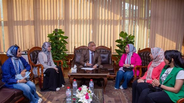 رئيس جامعة طنطا يجتمع