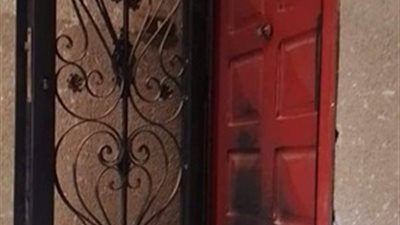 بسبب خلافات بينهم.. القبض على سيدة ووالدتها لإضرام النيران في باب شقة مهندس بالجيزة 