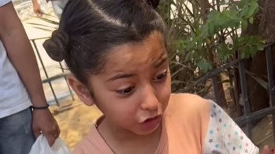 فتاة تتهم والدتها بخطفها وشقيقها لاستغلالهما في التسول بمكرم عبيد