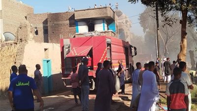 نشوب حريق في عدد من المنازل بقرية الأشراف القبلية في قنا| صور 