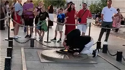 فرنسا تسحب إقامة مغربي بعد إشعاله سيجارة عند قبر الجندي المجهول بقوس النصر.. ما القصة؟