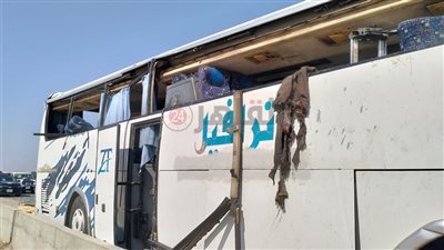 أحذية بلا أصحاب ومناشف مبللة بالدماء.. آخر ما تركه ضحايا حادث الطريق الصحراوي الشرقي ببني سويف