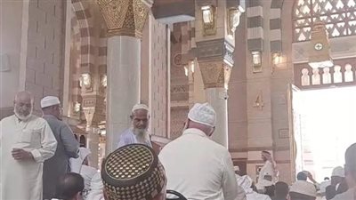 تركوا وراءهم ذكريات وأحباء.. أحد جيران ضحايا الحادث الصحراوي الشرقي يدعو لهم من قلب المسجد النبوي