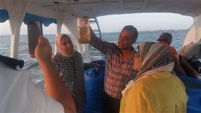 ضمن خطة إعادة التوازن البيئي.. محافظ الفيوم يتابع أعمال إنزال يرقات الجمبري لبحيرة قارون