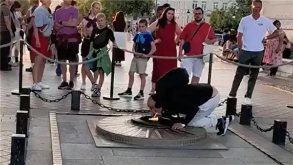 مغربي بعد أشعل سيجارة