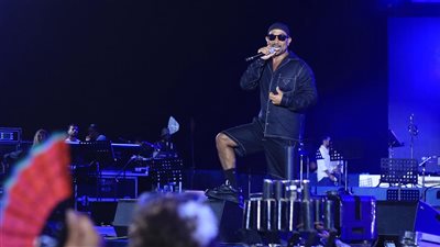 أحمد سعد من حفل هايد بارك Seashore: مش شايف حاجة من النضارة.. واللي معاه واحدة مش مراته يبعد عنها!