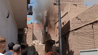 بسبب تسريب غاز.. إصابة شخص إثر حريق بمنزل في قنا