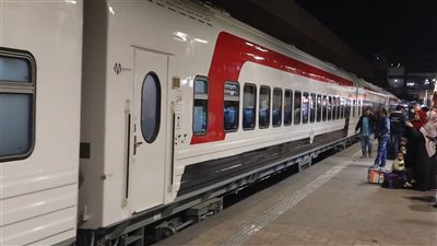 ركاب قطار 992 يستغيثون من عدم توافر مياه في حمامات العربات│ فيديو