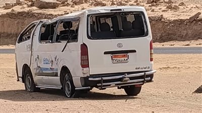 إصابة 10 أشخاص إثر انقلاب سيارة ميكروباص بالطريق الصحراوي بأسوان 
