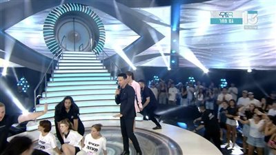  متظاهرون يقتحمون أحد استديوهات القناة 13 الإسرائيلية ويطالبون بوقف الحرب