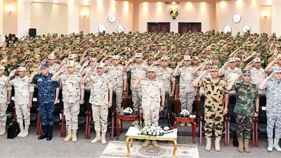 وزير الدفاع يلتقي عددا من مقاتلي القوات الخاصة من المظلات والصاعقة