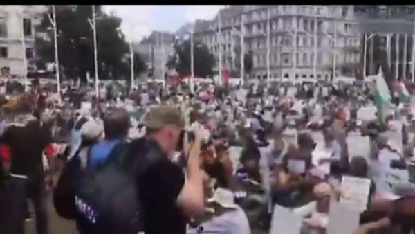 مظاهرات أمام البرلمان