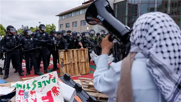 قوات شرطة تتصدى لمؤيدين