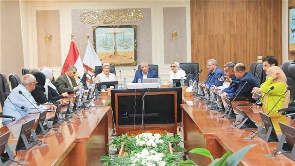 جانب من لقاء محافظ