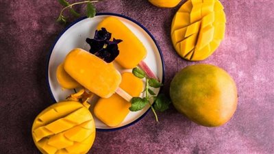 آيس كريم مانجو بالحليب في دقائق.. وصفة بالنشا وأخرى بالزبادي 