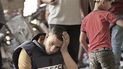 خلع خوذته تضامنًا مع زملائه وهددته إسرائيل.. من هو الصحفي أنس الشريف بعد استشهاده في غزة؟
