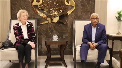 محافظ شمال سيناء يستقبل وفدًا من مجموعة الحكماء بمطار العريش