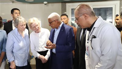 محافظ شمال سيناء يرافق وفد الحكماء لزيارة مستشفى العريش العام
