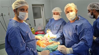 فريق طبي بمستشفى الغردقة العام ينجح في استخراج موبايل من معدة مريض| صور