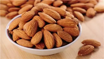 أبرزها اللوز.. أطعمة تساعد في الوقاية من حب الشباب 