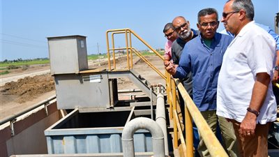 محافظ بورسعيد يوجه ببدء أعمال تطوير مدرسة قرية الفتح ومحطتي صرف صحي جنوب المدينة خلال جولة ميدانية| صور 