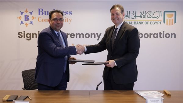 جانب من التوقيع