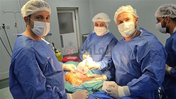 فريق طبي يستخرج تليفون