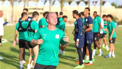 لاعبو المصري يستقبلون كارسنتي بممر شرفي.. ننشر مسيرة اللاعب | صور 