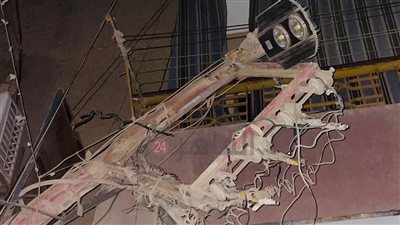 انقطاع الكهرباء عن شارع دبي بسبب اصطدام سيارة ربع نقل بعمود إنارة في شبين الكوم 