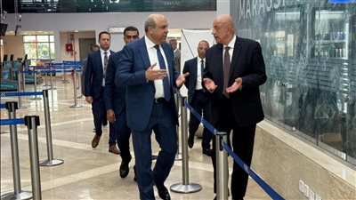 تزامنًا مع موسم الصيف.. وزير الطيران يتفقد مطار العلمين: ركيزة لتنمية الساحل الشمالي
