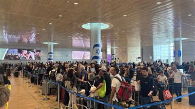 احتجزوه في المطار.. إسرائيل ترحّل قسًا إيطاليًا ندد بإبادة غزة ووثق معاناة الفلسطينيين