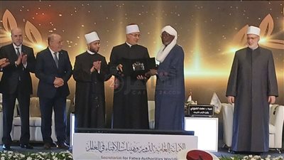منح جائزة الإمام القرافي للتميز الإفتائي للشيخ أحمد النور محمد الحلو مفتي تشاد
