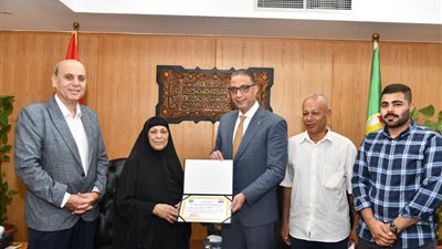 80 عاما.. محافظ الفيوم يُكرم السيدة مبروكة لحصولها على شهادة محو الأمية