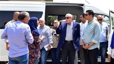 محافظ الأقصر يتفقد مشروعات تطوير الطرق والكورنيش ومصنع السكر بأرمنت