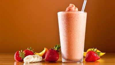 طريقة عمل سموذي موز وفراولة.. مشروب صحي منعش في فصل الصيف