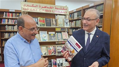 السفير التركي يهدي مجموعة كتب إلى مكتبة القاهرة الكبرى