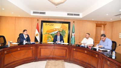 محافظ الفيوم يتابع معدلات الأداء بملف تقنين أملاك الدولة وموقف الأراضي المستردة