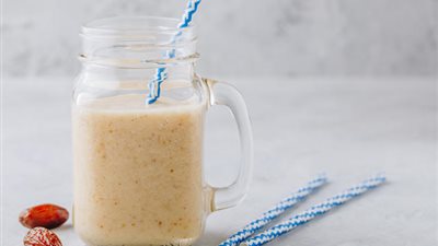 طريقة عمل سموثي الموز والتمر.. مشروب صحي ولذيذ في دقائق